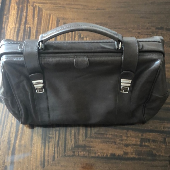 Coty brown leather travel bag. - Picture 3 of 4
